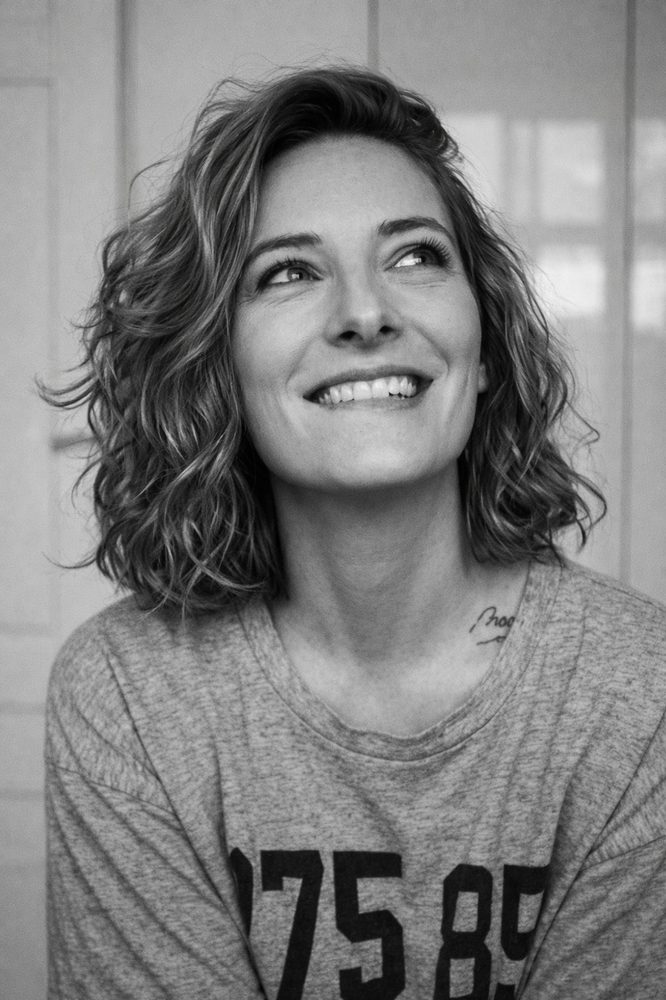 Mareike Krohnen lächelnd, Portrait in Schwarz-Weiß
