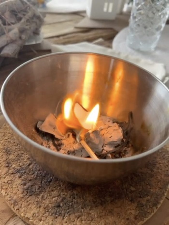 Die Flamme in der Schale aus der Nähe
