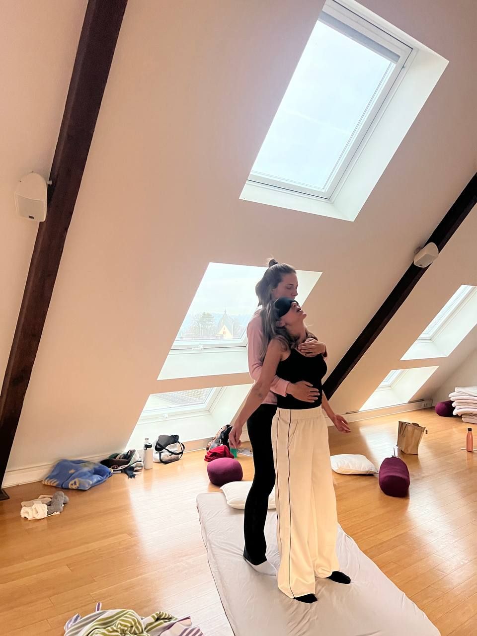 Mareike Krohnen in einer Breathwork-Bewegungseinheit, im Stehen mit einer Teilnehmerin