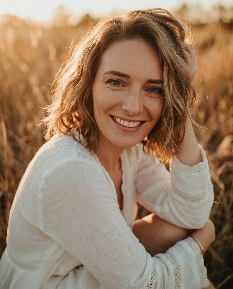 Mareike Krohnen lächelnd im goldenen Abendlicht