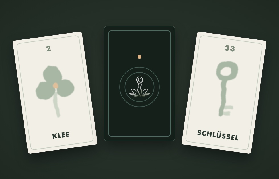 Drei Karten aus dem Rooted Lenormand, Klee und Schlüssel aufgedeckt, eine verdeckt